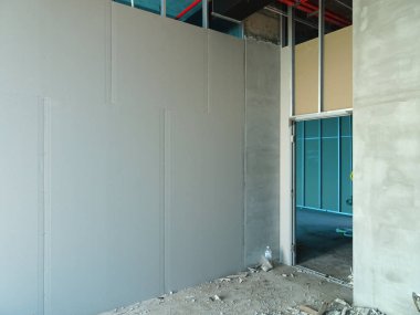 Kuala Lumpur, Malezya-12 Nisan 2018: Drywall yükleme yapım aşamasında şantiyede inşaat işçileri tarafından. Bölüm için bir iç duvar yapmanın en kolay ve en ucuz yolu olduğunu. 