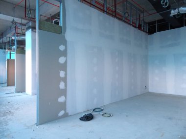 Kuala Lumpur, Malezya-12 Nisan 2018: Drywall yükleme yapım aşamasında şantiyede inşaat işçileri tarafından. Bölüm için bir iç duvar yapmanın en kolay ve en ucuz yolu olduğunu. 
