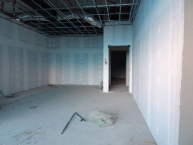Kuala Lumpur, Malezya-12 Nisan 2018: Drywall yükleme yapım aşamasında şantiyede inşaat işçileri tarafından. Bölüm için bir iç duvar yapmanın en kolay ve en ucuz yolu olduğunu. 
