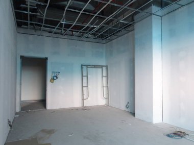Kuala Lumpur, Malezya-12 Nisan 2018: Drywall yükleme yapım aşamasında şantiyede inşaat işçileri tarafından. Bölüm için bir iç duvar yapmanın en kolay ve en ucuz yolu olduğunu. 