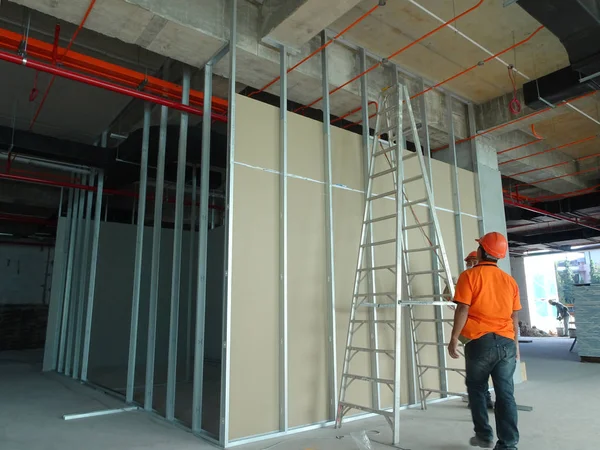 クアラルンプール マレーシア 2018 乾式壁工事現場の建設労働者によってインストール作業中 内部の壁のパーティションを行う最も簡単なと最も安い方法です — ストック写真