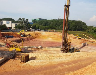 Kuala Lumpur, Malezya-01 Temmuz 2017: delik delik kazık teçhizat inşaat sahasında tarafından iş çakma. Tahrik kazık Vakfı iş oluşturmak için kullanılan makine.