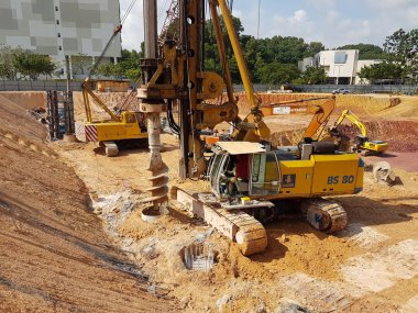 Kuala Lumpur, Malezya-01 Temmuz 2017: delik delik kazık teçhizat inşaat sahasında tarafından iş çakma. Tahrik kazık Vakfı iş oluşturmak için kullanılan makine.