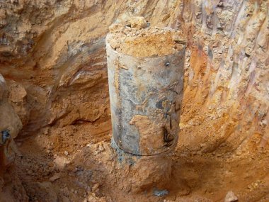 Kuala Lumpur, Malezya-31 Temmuz 2018: delik kazık seviyeye inşaat işçileri tarafından kesilmiş. Bu yığın kapakla devam edecek ve kiriş inşaat zemin. 