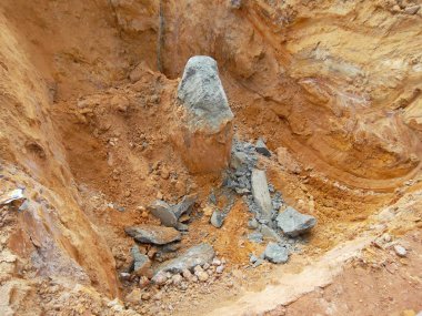 Kuala Lumpur, Malezya-31 Temmuz 2018: delik kazık seviyeye inşaat işçileri tarafından kesilmiş. Bu yığın kapakla devam edecek ve kiriş inşaat zemin. 