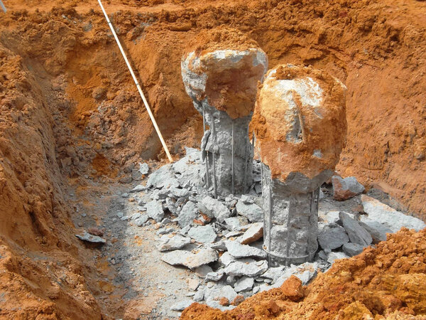 KUALA LUMPUR, MALAYSIA-JULY 31, 2018: Bore pile cut to level by the construction workers. Он продолжится забивкой свай и земляными работами
. 
