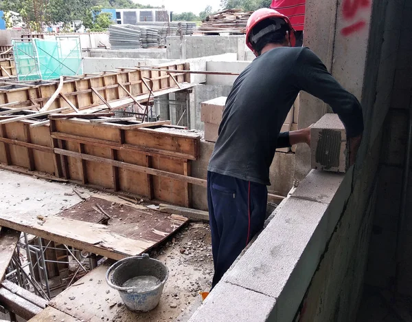 クアラルンプール マレーシア 2018 ブリックウォールは工事現場の建設労働者によって建てられています 塗られる前に最終仕上げとしてこれらのレンガを貼って — ストック写真