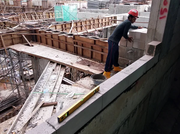 Kuala Lumpur Malaysia April 2018 Brickwall Being Erected Construction Workers — стоковое фото