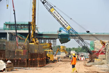 Kuala Lumpur, Malezya-28 Nisan 2015: inşaatta ilerleme sitesinde. Bina yapısı hala erken aşamalarında yapıdır. Hafriyat çalışmaları da yapılmaktadır.