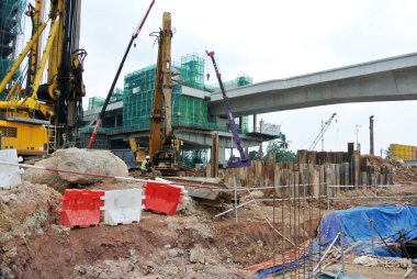 Kuala Lumpur, Malezya-28 Nisan 2015: inşaatta ilerleme sitesinde. Bina yapısı hala erken aşamalarında yapıdır. Hafriyat çalışmaları da yapılmaktadır.