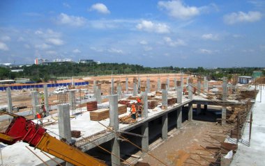 Kuala Lumpur, Malezya-28 Nisan 2015: inşaatta ilerleme sitesinde. Bina yapısı hala erken aşamalarında yapıdır. Hafriyat çalışmaları da yapılmaktadır.