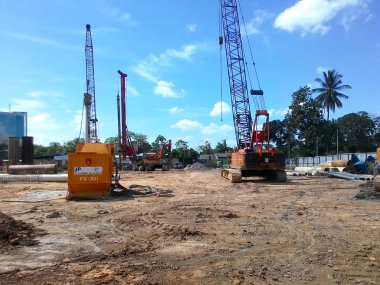 Kuala Lumpur, Malezya-28 Nisan 2015: inşaatta ilerleme sitesinde. Bina yapısı hala erken aşamalarında yapıdır. Hafriyat çalışmaları da yapılmaktadır.