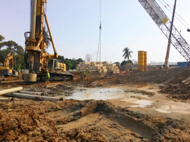 Kuala Lumpur, Malezya-28 Nisan 2015: inşaatta ilerleme sitesinde. Bina yapısı hala erken aşamalarında yapıdır. Hafriyat çalışmaları da yapılmaktadır.