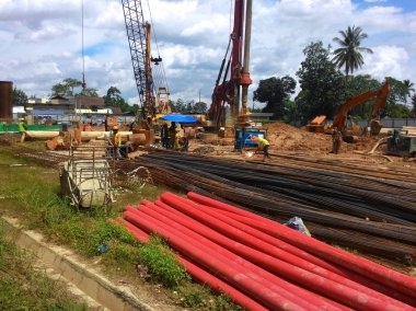 Kuala Lumpur, Malezya-28 Nisan 2015: inşaatta ilerleme sitesinde. Bina yapısı hala erken aşamalarında yapıdır. Hafriyat çalışmaları da yapılmaktadır.