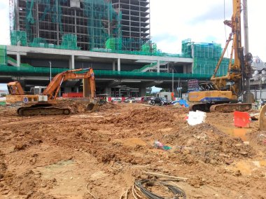 Kuala Lumpur, Malezya-28 Nisan 2015: inşaatta ilerleme sitesinde. Bina yapısı hala erken aşamalarında yapıdır. Hafriyat çalışmaları da yapılmaktadır.
