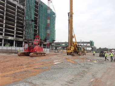 Kuala Lumpur, Malezya-28 Nisan 2015: inşaatta ilerleme sitesinde. Bina yapısı hala erken aşamalarında yapıdır. Hafriyat çalışmaları da yapılmaktadır.