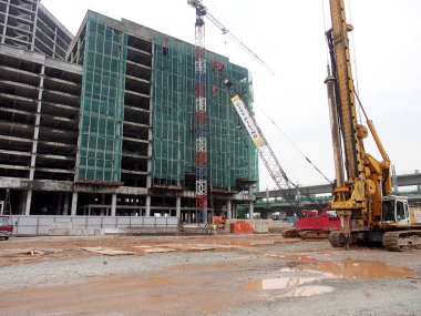 Kuala Lumpur, Malezya-28 Nisan 2015: inşaatta ilerleme sitesinde. Bina yapısı hala erken aşamalarında yapıdır. Hafriyat çalışmaları da yapılmaktadır.