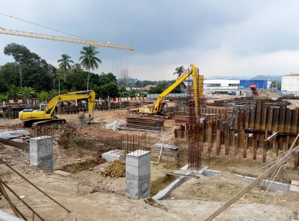 Kuala Lumpur, Malezya-28 Nisan 2015: inşaatta ilerleme sitesinde. Bina yapısı hala erken aşamalarında yapıdır. Hafriyat çalışmaları da yapılmaktadır.