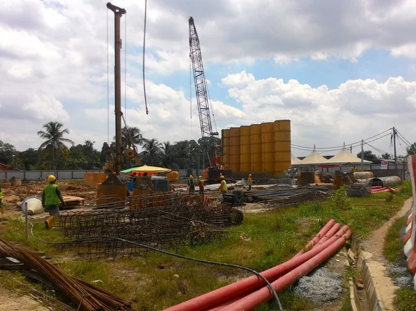 Kuala Lumpur, Malezya-28 Nisan 2015: inşaatta ilerleme sitesinde. Bina yapısı hala erken aşamalarında yapıdır. Hafriyat çalışmaları da yapılmaktadır.