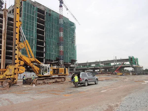 Kuala Lumpur, Malezya-28 Nisan 2015: inşaatta ilerleme sitesinde. Bina yapısı hala erken aşamalarında yapıdır. Hafriyat çalışmaları da yapılmaktadır.