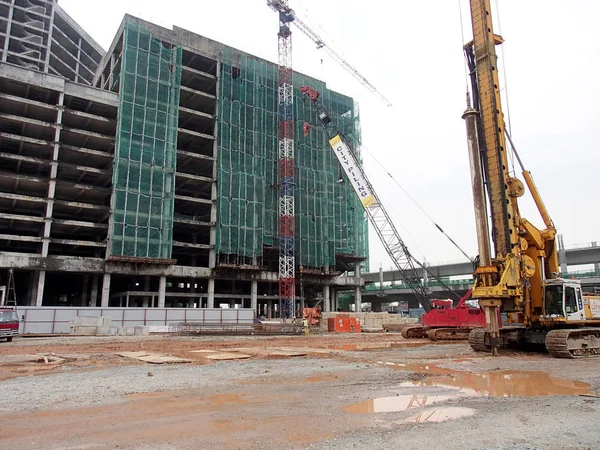 Kuala Lumpur, Malezya-28 Nisan 2015: inşaatta ilerleme sitesinde. Bina yapısı hala erken aşamalarında yapıdır. Hafriyat çalışmaları da yapılmaktadır.