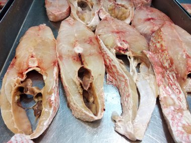 Kes ve satış için paslanmaz çelik tepside yerleştirilen balık eti.