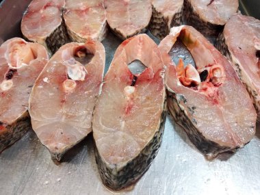 Kes ve satış için paslanmaz çelik tepside yerleştirilen balık eti.