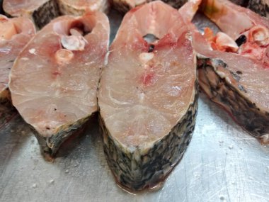 Kes ve satış için paslanmaz çelik tepside yerleştirilen balık eti.