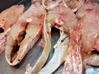 Kes ve satış için paslanmaz çelik tepside yerleştirilen balık eti.