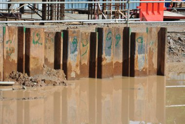Kuala Lumpur, Malezya-05 Şubat 2017: geçici sayfası kazık cofferdam istinat duvarı inşaat sahasında. Toprak kazı ve temel başlangıç çalışmanıza olanak sağlar için yüklü. 