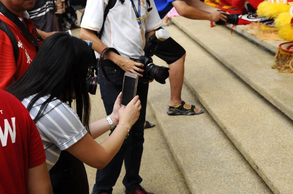 吉隆坡 马来西亚 2016年8月31日 一个人用他的手机在公共场所拍照 — 图库照片