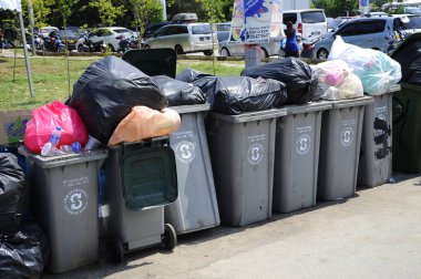 Çöp plastik yerleştirilir ve büyük çöp konteyner içinde toplanır. Çok fazla çöp miktarı ve neden çöp değil sığabilir.
