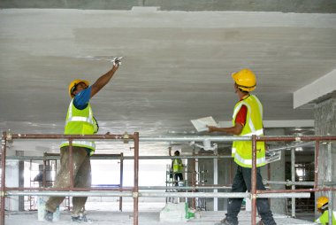 Kuala Lumpur, Malezya-06 Nisan 2017: inşaat site işçileri tavan recessed yağsız kat işini inşaat sahasında yapıyorsunuz. İki katmanlar temel ve son kat uygulayın düzgün yüzey elde etmek için. 