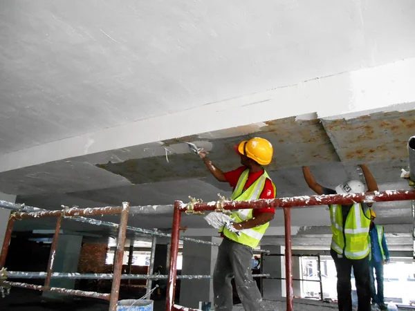 吉隆坡 马来西亚 2017年4月06日 建筑工地工人正在做天花板檐脱脂大衣工作在工地 两层基和最终涂层在光滑表面上的应用 — 图库照片