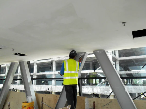 クアラルンプール マレーシア 2017 サイトの建設労働者は 天井下端脱脂コート建設現場で仕事をしています つのレイヤー ベースと最終的なコートが滑らかな表面を得るために適用します — ストック写真