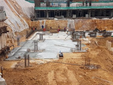 Kuala Lumpur, Malezya-11 Nisan 2017: inşaat vakıf işleri inşaat sahasında. Kazı çalışmaları, iş kazık kap kesme ve yığın kap iş kazık üzerinde gidiyor. 