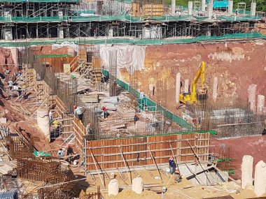 Kuala Lumpur, Malezya-11 Nisan 2017: inşaat vakıf işleri inşaat sahasında. Kazı çalışmaları, iş kazık kap kesme ve yığın kap iş kazık üzerinde gidiyor. 