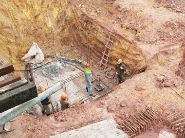 Kuala Lumpur, Malezya-11 Nisan 2017: inşaat vakıf işleri inşaat sahasında. Kazı çalışmaları, iş kazık kap kesme ve yığın kap iş kazık üzerinde gidiyor. 
