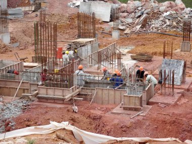 Kuala Lumpur, Malezya-11 Nisan 2017: inşaat vakıf işleri inşaat sahasında. Kazı çalışmaları, iş kazık kap kesme ve yığın kap iş kazık üzerinde gidiyor. 