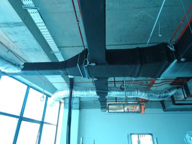 Kuala Lumpur, Malezya-7 Ağustos 2017: Klima boruları ve soğutucu borular sistem ve beton levha asılı. Yüklü ve diğer hizmetleri ile birlikte koordine. 