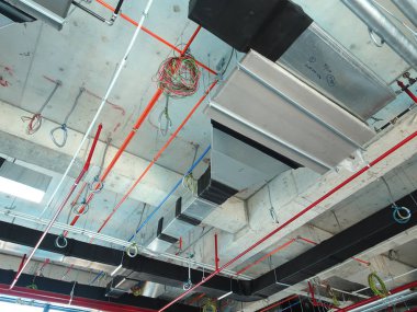 Kuala Lumpur, Malezya-7 Ağustos 2017: Klima boruları ve soğutucu borular sistem ve beton levha asılı. Yüklü ve diğer hizmetleri ile birlikte koordine. 