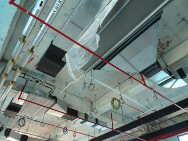 Kuala Lumpur, Malezya-7 Ağustos 2017: Klima boruları ve soğutucu borular sistem ve beton levha asılı. Yüklü ve diğer hizmetleri ile birlikte koordine. 