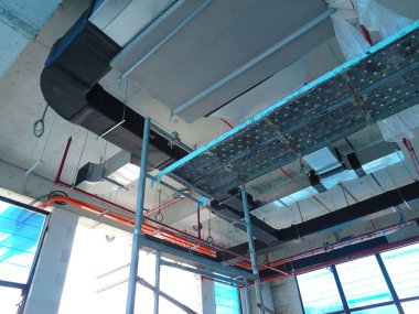 Kuala Lumpur, Malezya-7 Ağustos 2017: Klima boruları ve soğutucu borular sistem ve beton levha asılı. Yüklü ve diğer hizmetleri ile birlikte koordine. 