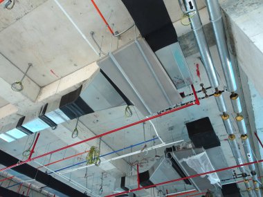 Kuala Lumpur, Malezya-7 Ağustos 2017: Klima boruları ve soğutucu borular sistem ve beton levha asılı. Yüklü ve diğer hizmetleri ile birlikte koordine. 