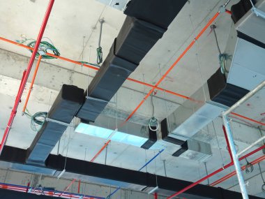 Kuala Lumpur, Malezya-7 Ağustos 2017: Klima boruları ve soğutucu borular sistem ve beton levha asılı. Yüklü ve diğer hizmetleri ile birlikte koordine. 