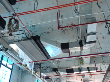 Kuala Lumpur, Malezya-7 Ağustos 2017: Klima boruları ve soğutucu borular sistem ve beton levha asılı. Yüklü ve diğer hizmetleri ile birlikte koordine. 
