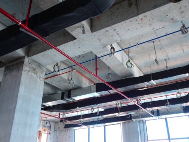 Kuala Lumpur, Malezya-7 Ağustos 2017: Klima boruları ve soğutucu borular sistem ve beton levha asılı. Yüklü ve diğer hizmetleri ile birlikte koordine. 