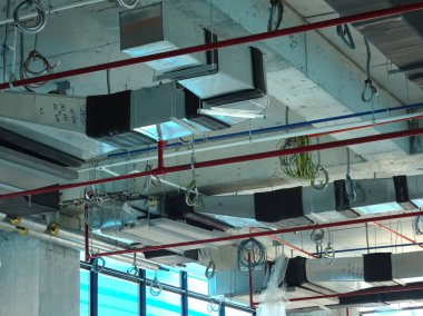 Kuala Lumpur, Malezya-7 Ağustos 2017: Klima boruları ve soğutucu borular sistem ve beton levha asılı. Yüklü ve diğer hizmetleri ile birlikte koordine. 