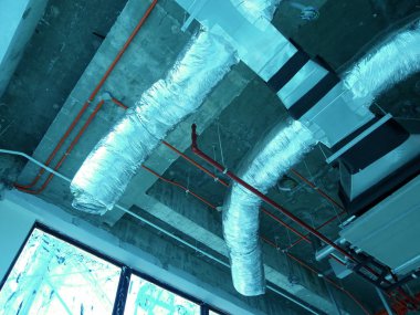 Kuala Lumpur, Malezya-7 Ağustos 2017: Klima boruları ve soğutucu borular sistem ve beton levha asılı. Yüklü ve diğer hizmetleri ile birlikte koordine. 