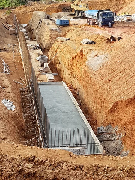 Kuala Lumpur, Malezya-11 Nisan 2017: inşaat vakıf işleri inşaat sahasında. Kazı çalışmaları, iş kazık kap kesme ve yığın kap iş kazık üzerinde gidiyor. 